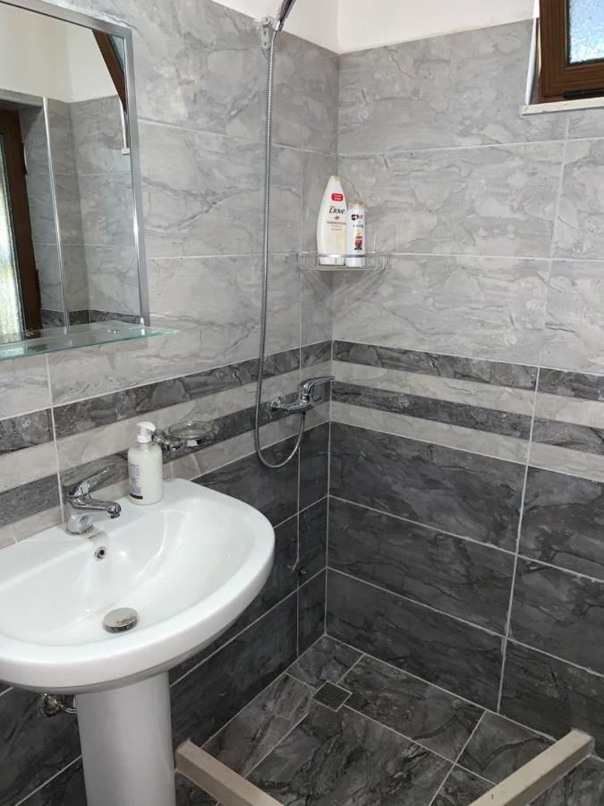 בראט Guest House Genti מראה חיצוני תמונה